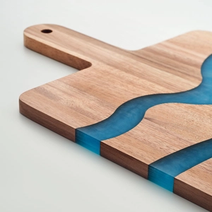 Planche en bois avec détail en résine époxy personnalisable