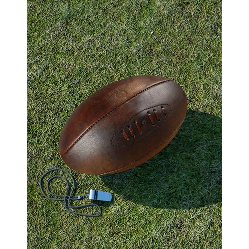 image du produit Ballon de rugby rétro en cuir véritable brun patiné à la main - Taille 5
